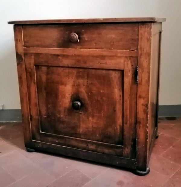 Credenzino, sec. XIX, in noce, uno sportello,                             