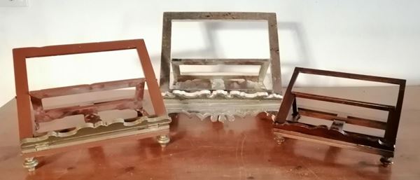 Tre leggii, sec. XIX, da tavolo in legno laccato,                         