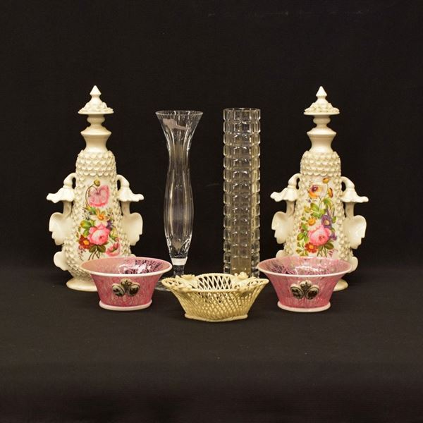 



Coppia di coppette, in vetro a reticolo rosa decorate da due placchette in ceramica bianca con stemmi, diam. cm 12 Vaschetta, in ceramica bianca lavorata come un cestino con fiori sul bordo, cm 13x10