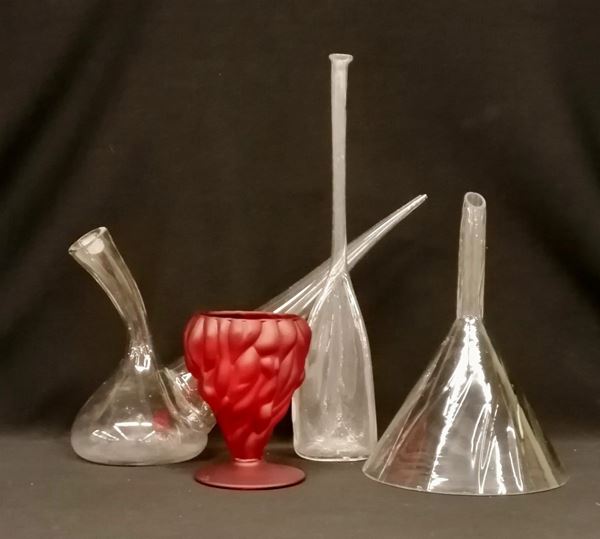 



Vaso, manifattura Parenti, in vetro satinato nei toni del rosso, alt. cm 16