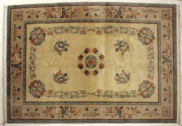 



Tappeto, Cina, Pechino, sec. XX  - Asta Collectibles, Arredi antichi e Contemporanei e Gioielli - Poggio Bracciolini Casa d'Aste