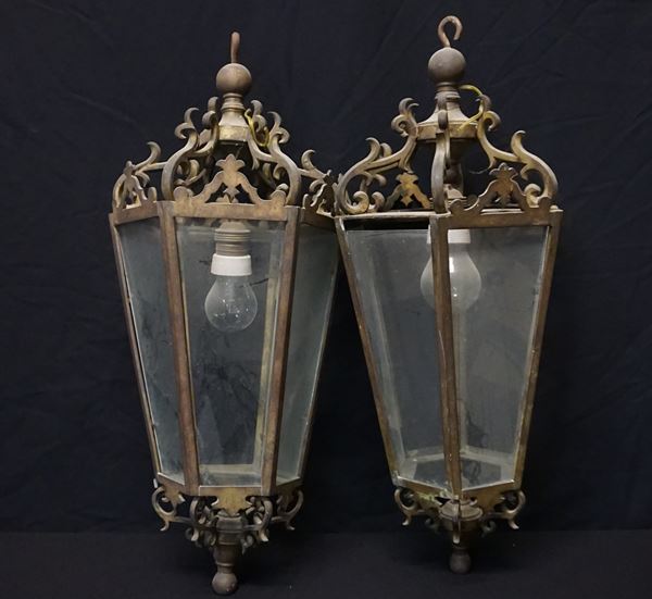 



Coppia di lanterne, sec. XX  - Asta Mobili e arredi dal XVIII al XX secolo - Poggio Bracciolini Casa d'Aste