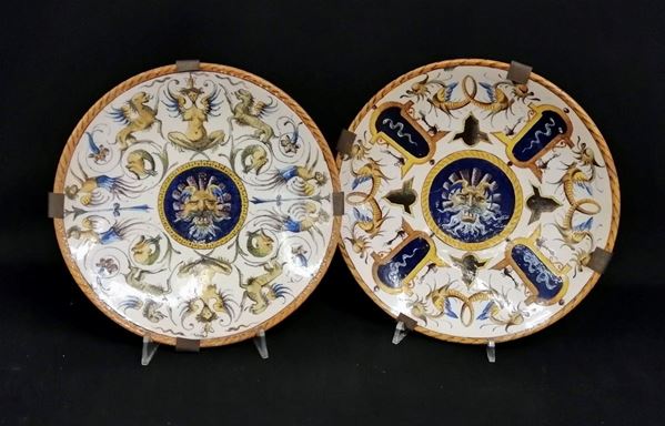 Due piatti da parete, sec. XIX  - Asta COLLECTIBLES, Mobili, Arredi e Dipinti dal secolo XVI al XX - Poggio Bracciolini Casa d'Aste