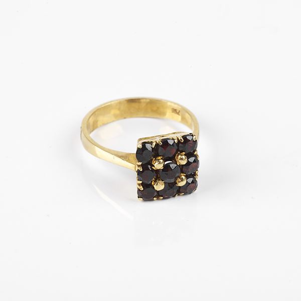 



ANELLO IN ORO GIALLO 18KT E GRANATI 