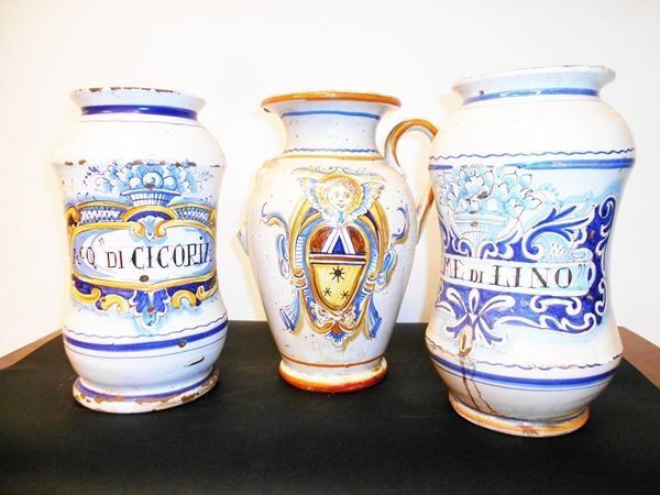 Due albarelli ed un vaso, in stile 700 