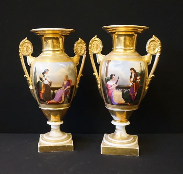 



Coppia di vasi biansati, sec. XIX, in porcellana decorati a scene galanti, alt. cm 33 (2)