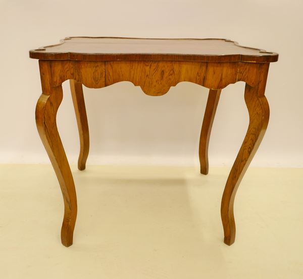 



Tavolino da gioco, inizi sec. XIX, in palissandro, piano sagomato a linea sinuosa, fascia centinata, gambe mosse, cm 82,5x83,5x74,5, difetti 