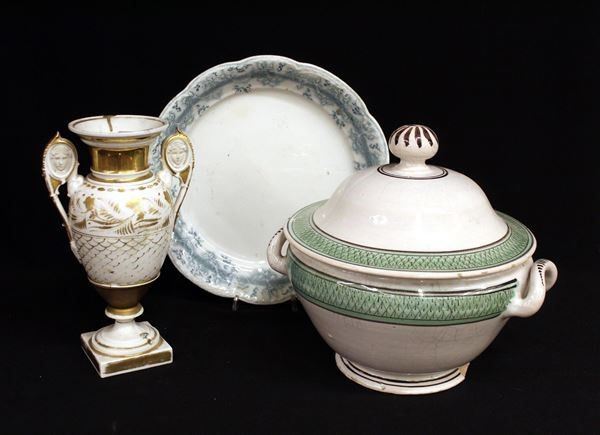 Gruppo di tre ceramiche, prima metà secolo XIX,  - Asta COLLECTIBLES, Mobili, Arredi e Dipinti dal secolo XVI al XX - Poggio Bracciolini Casa d'Aste