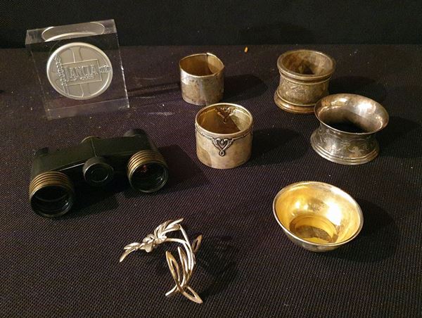 



Quattro lega tovaglioli, sec. XX  - Asta ARREDI, OGGETTI D'ARTE, GIOIELLI E ARGENTI - Poggio Bracciolini Casa d'Aste