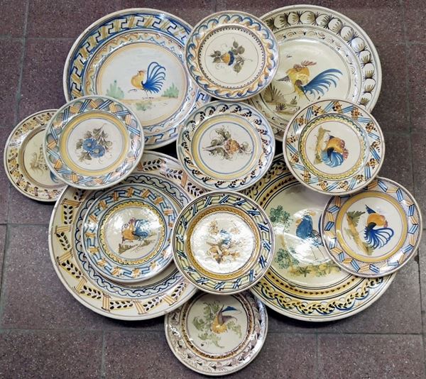Lotto di tredici piatti da parete , sce. XX                                  - Asta Collectibles, Arredi antichi e Contemporanei e Gioielli - Poggio Bracciolini Casa d'Aste