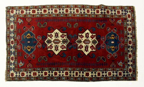 Tappeto caucasico, vecchia manifattura,   - Asta Collectibles, Arredi antichi e Contemporanei e Gioielli - Poggio Bracciolini Casa d'Aste