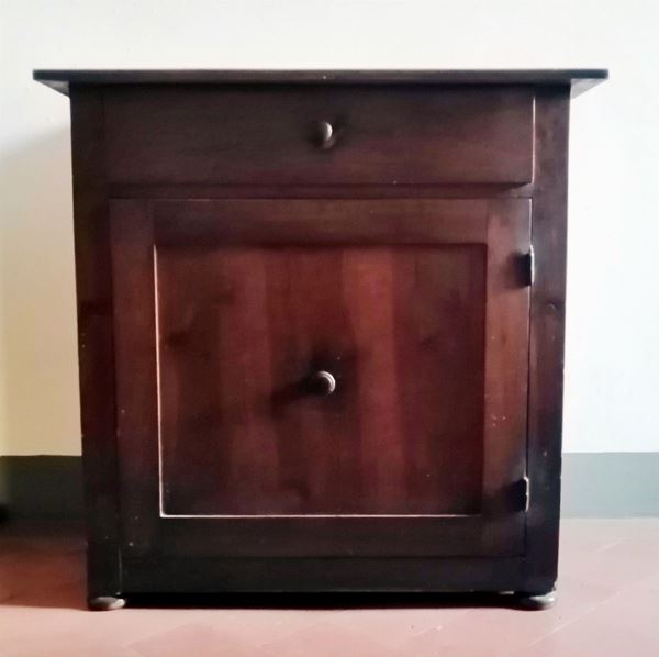 Credenzino, sec. XIX, in noce, uno sportello                                 - Asta Collectibles, Arredi antichi e Contemporanei e Gioielli - Poggio Bracciolini Casa d'Aste