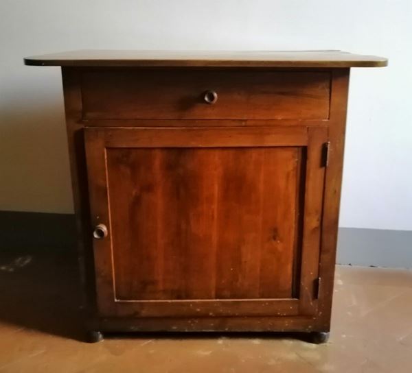 Credenzino, sec. XIX, in noce, uno sportello                                 - Asta Collectibles, Arredi antichi e Contemporanei e Gioielli - Poggio Bracciolini Casa d'Aste