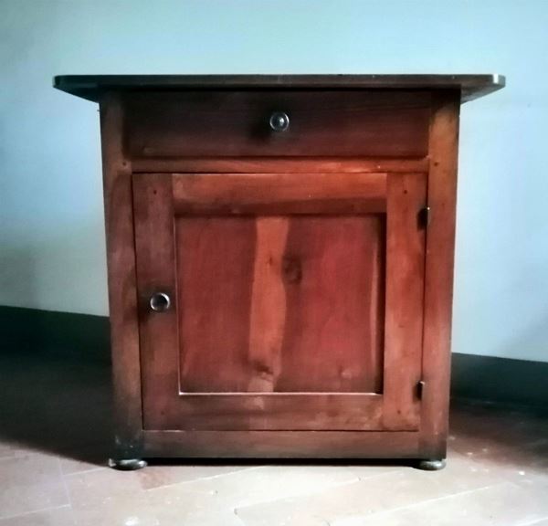 Credenzino, sec. XIX, in noce uno sportello un                               - Asta Collectibles, Arredi antichi e Contemporanei e Gioielli - Poggio Bracciolini Casa d'Aste