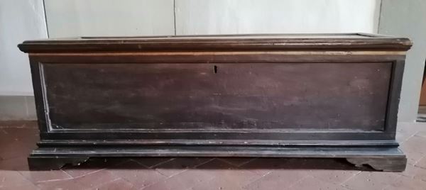 Cassapanca, sec. XVIII, in noce, piedi a mensola,                          