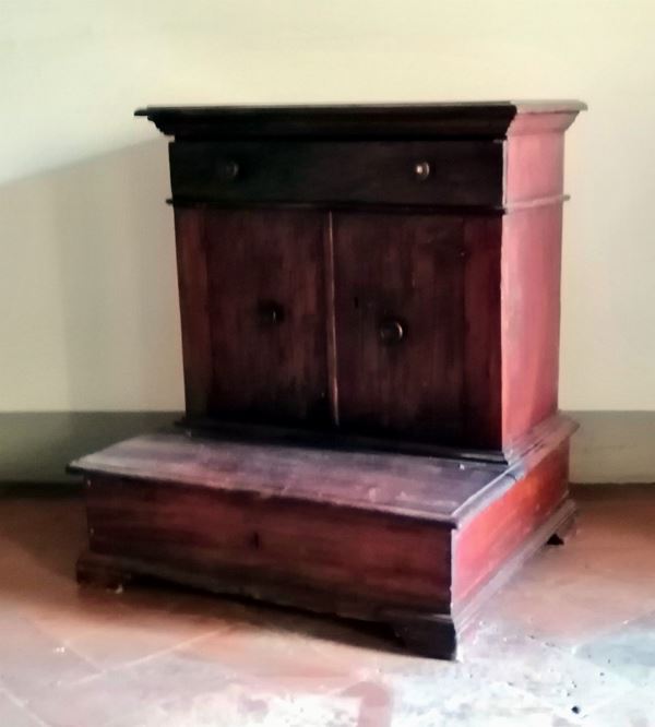 Inginocchiatoio, sec. XVIII, in abete, due sportelli, base da              