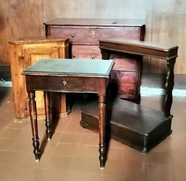 Cassettone, angoliera, inginocchiatoio e tavolino, sec. XIX                                                                   