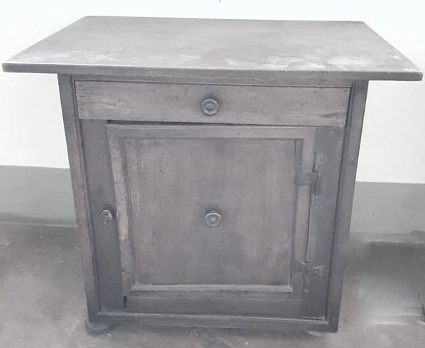Credenzino sec. XVIII in noce ad uno sportello ed un cassetto cm 83X57X78 difetti