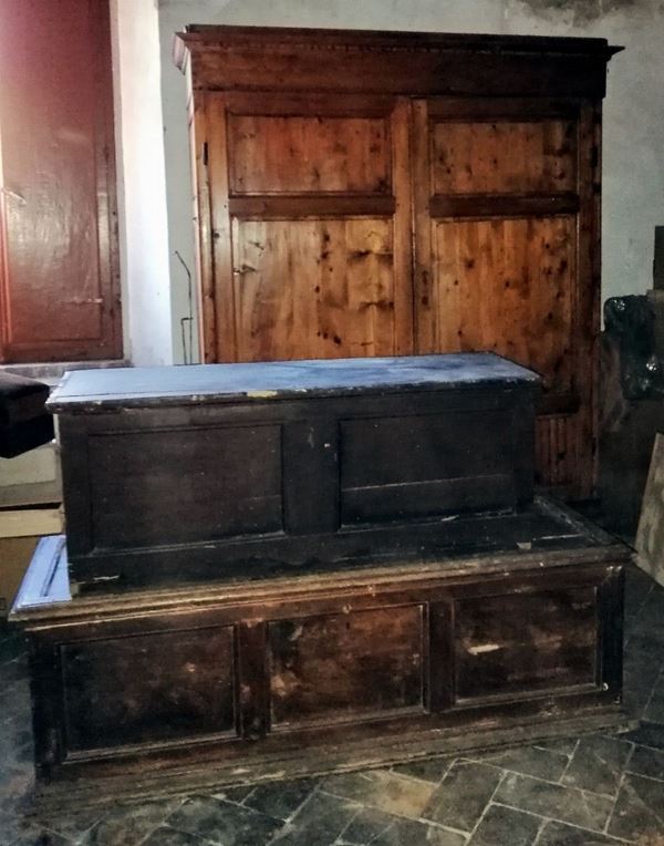 Due cassapanche, sec. XVIII, in legno laccato,                             