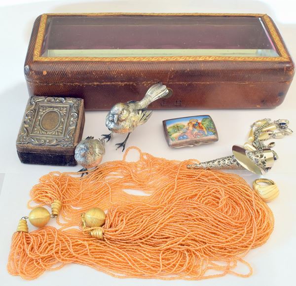 



COFNETTO PORTAGIOIE, PORTAPILLOLE IN ARGENTO&nbsp;&nbsp;&nbsp;&nbsp;&nbsp;&nbsp;&nbsp;&nbsp;&nbsp;&nbsp;&nbsp;&nbsp;&nbsp;&nbsp;&nbsp;&nbsp;&nbsp;&nbsp;&nbsp;&nbsp;&nbsp;&nbsp;&nbsp;&nbsp;&nbsp;&nbsp;&nbsp;&nbsp;&nbsp;&nbsp;   - Asta Gioielli, Arredi d'antiquariato, Dipinti dal XVI al XX Secolo e Argenti - Poggio Bracciolini Casa d'Aste