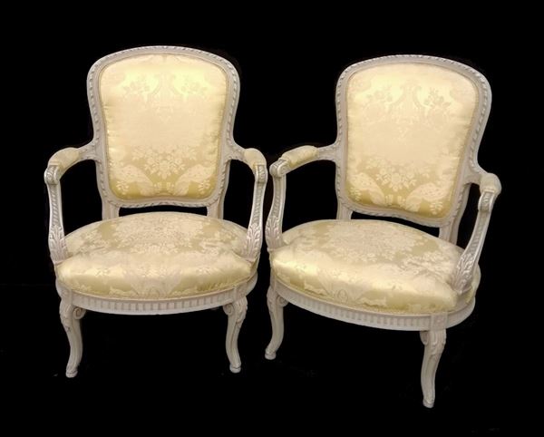 



Coppia di poltrone e coppia di sedie, in stile 700, in legno laccato nei toni del bianco,