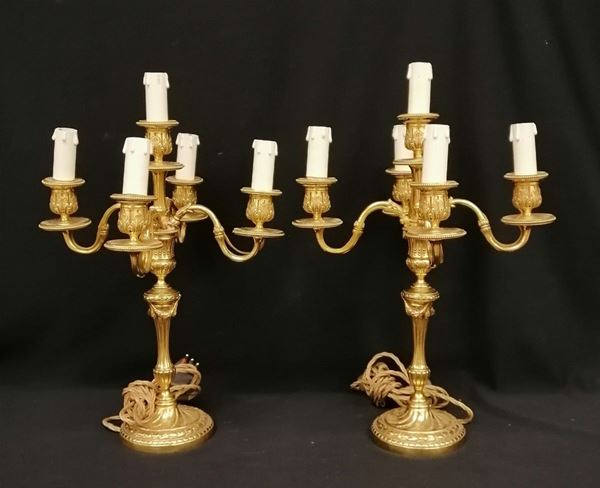 



Due candelieri, in stile 700, in bronzo dorato, cinque luci, alt. cm 45,5 ( 2 )