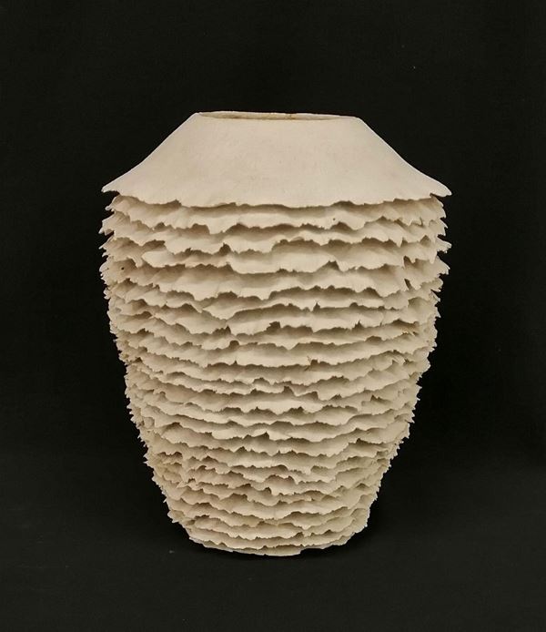 



Vaso, sec. XX, in ceramica bianca decorata a rilievo, alt. cm 27