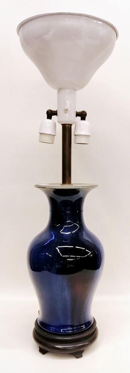 



Vaso ad anfora, sec. XX, in maiolica smaltata nei toni del blu, alt. cm 42,