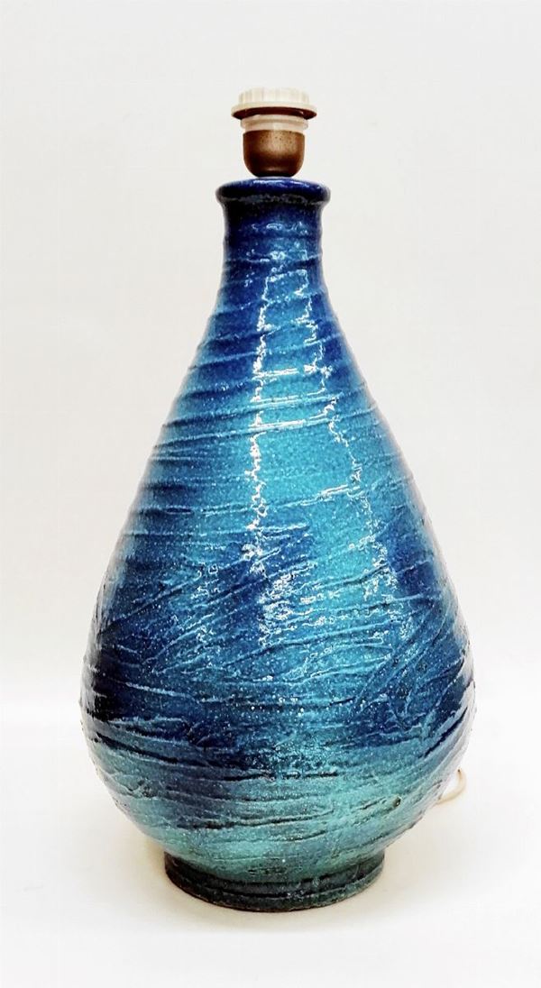



Lampada guttiforme, sec. XX, in ceramica nei toni dell&rsquo;azzurro, alt. cm 48