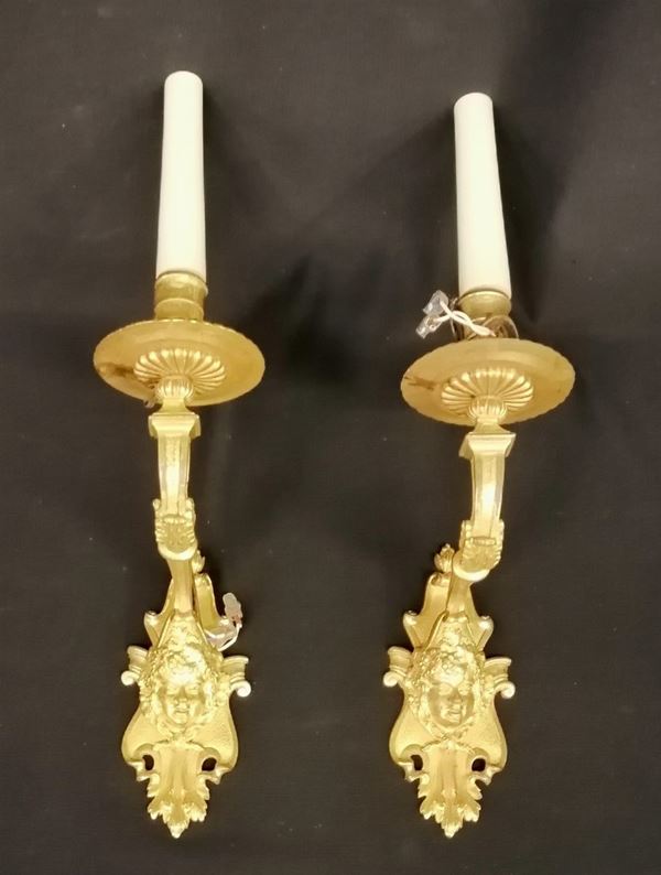 



Coppia di applique, in stile 700, in bronzo dorato forgiato a mascheroni, una luce, alt. cm 28 ( 2 )