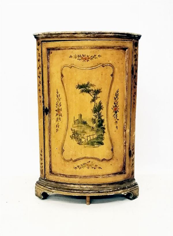 



Angoliera, in stile 700, in legno laccato e pitturato con paesaggio e motivi floreali,