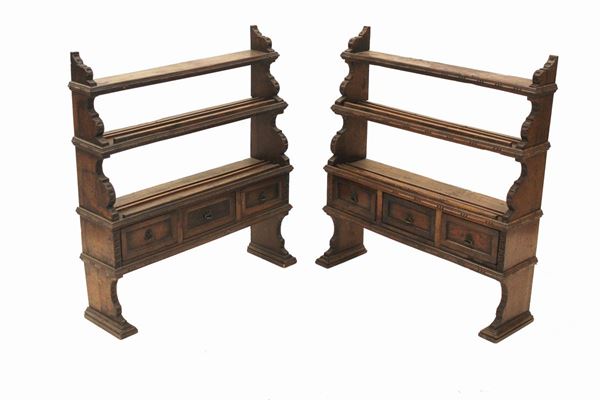 



Coppia di piattaie, in stile 500