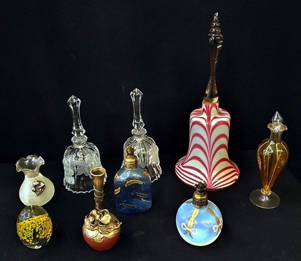 



Nove oggetti in vetro, sec. XX fra bottiglie e campane, difetti e rotture