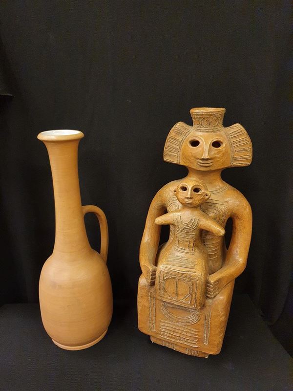 



Sculturina, in stile Precolombiana in terracotta, firmata, alt. cm 60Vaso, sec. XX in terracotta, alt. cm 53 (2)