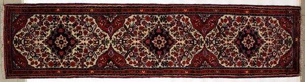 



Tappeto galleria persiano, sec. XX  - Asta ARREDI, OGGETTI D'ARTE, GIOIELLI E ARGENTI - Poggio Bracciolini Casa d'Aste