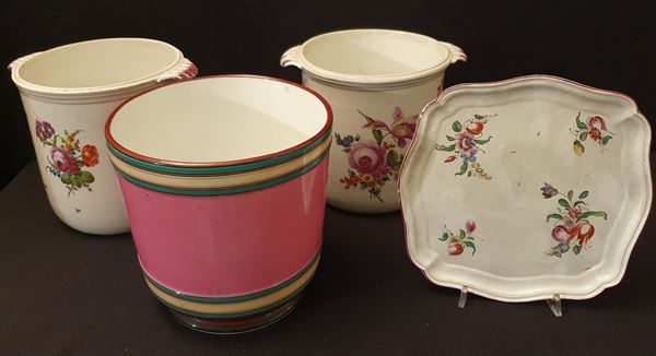 



Tre cachepot e un'alzata, sec. XIX e sec. XX
