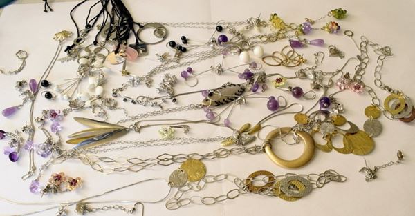 



LOTTO COMPOSTO DA&nbsp; COLLANE, BRACCIALI E ORECCHINI