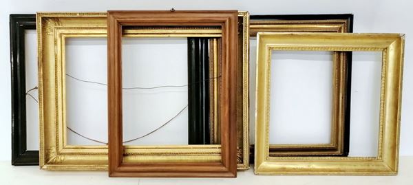 



Cinque cornici, sec. XX, in legno laccato e dorato,