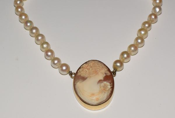 



COLLANA GIROCOLLO&nbsp; DI PERLE CON CAMMEO