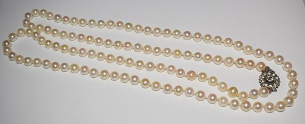 



LUNGA COLLANA DI PERLE