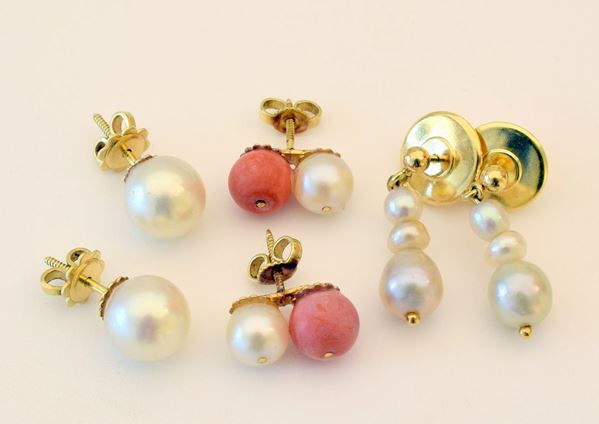 



TRE PAIA DI ORECCHINI IN ORO 18KT , PERLE E CORALLO