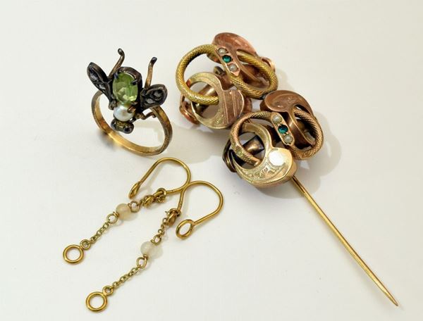 



ANELLO IN ORO A BASSO TITOLO , DIAMANTI E PIETRE