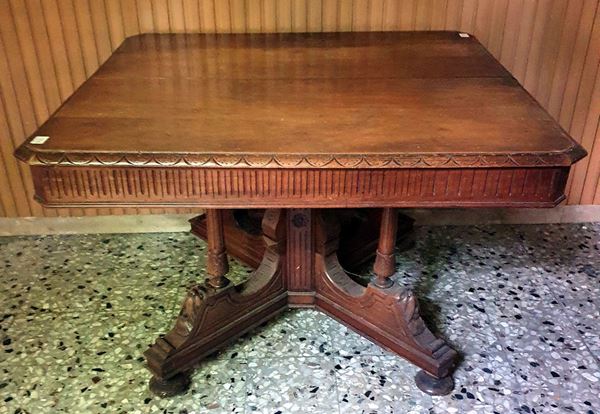 Tavolo, inizi sec. XX  - Asta COLLECTIBLES, Mobili, Arredi e Dipinti dal secolo XVI al XX - Poggio Bracciolini Casa d'Aste