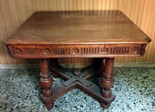 Tavolo quadrato allungabile, inizi sec. XX  - Asta COLLECTIBLES, Mobili, Arredi e Dipinti dal secolo XVI al XX - Poggio Bracciolini Casa d'Aste