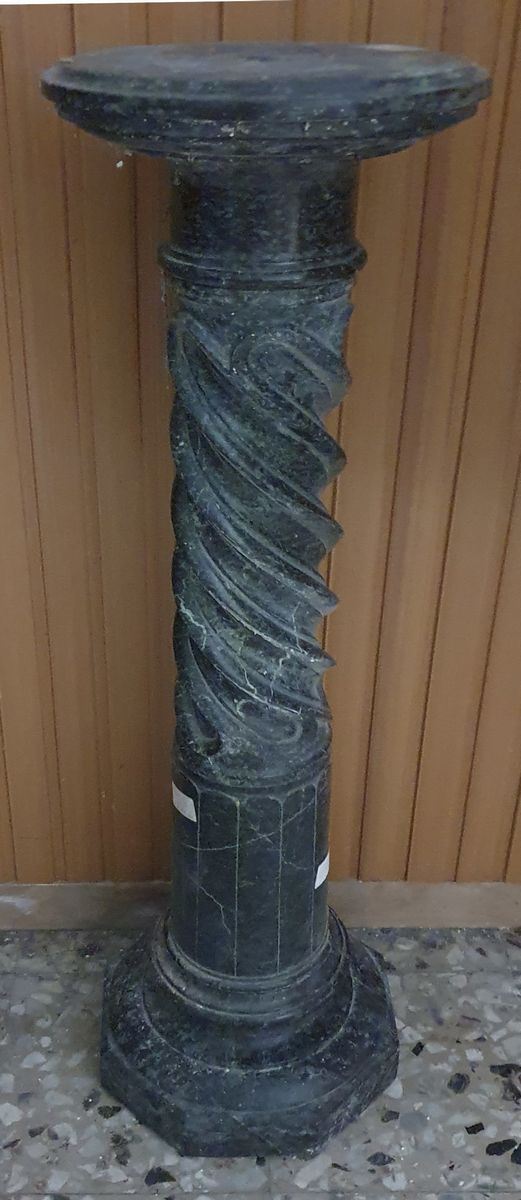 Colonna in marmo verde di Prato, sec. XX