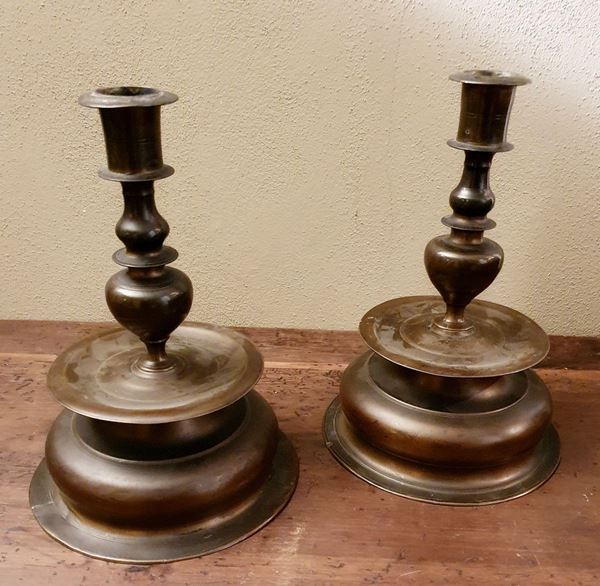 



COPPIA DI CANDELIERI, SEC. XVII  - Asta Antiquariato e Sculture, Gioielli e Collezionismo - Poggio Bracciolini Casa d'Aste