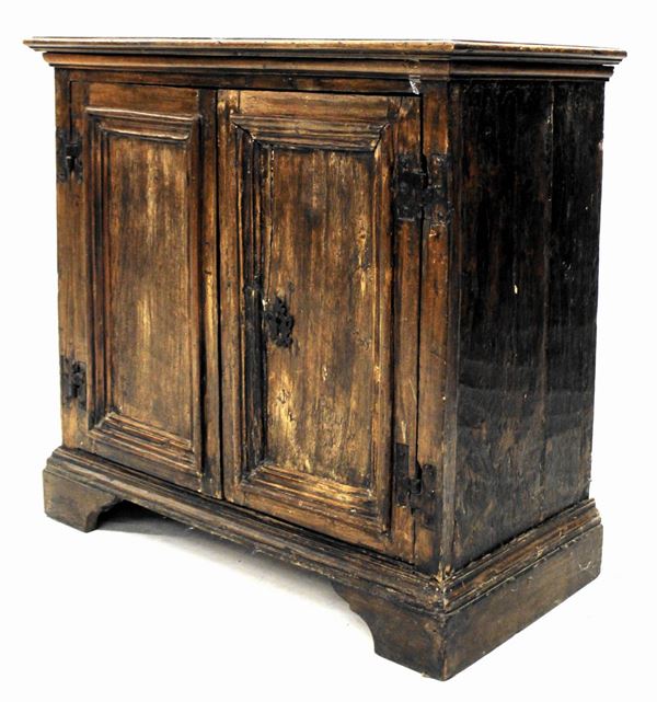 



Piccolo credenzino, in stile 600