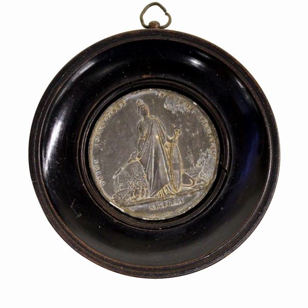 



Medaglia commemorativa sabauda, sec. XX, entro cornice ebanizzata, diam. cm 10