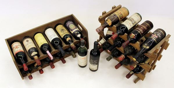 



Lotto di ventisei bottiglie di vino e due espositori in legno, sec. XX