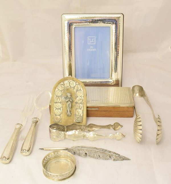 



SCATOLA IN LEGNO E ARGENTO CON CARTE, PORTAFOTO&nbsp;&nbsp;&nbsp;&nbsp;&nbsp;&nbsp;&nbsp;&nbsp;&nbsp;&nbsp;&nbsp;&nbsp;&nbsp;&nbsp;&nbsp;&nbsp;&nbsp;&nbsp;&nbsp;&nbsp;&nbsp;&nbsp;&nbsp;&nbsp;&nbsp;&nbsp;&nbsp;   - Asta Gioielli, Arredi d'antiquariato, Dipinti dal XVI al XX Secolo e Argenti - Poggio Bracciolini Casa d'Aste